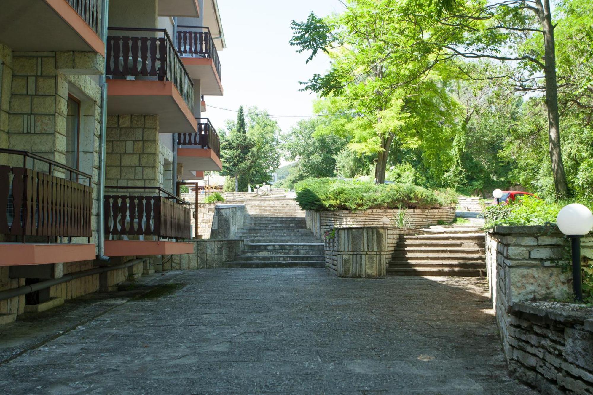 Bisser Hotel - Free Parking - Free Pool Access Baltsjik Buitenkant foto