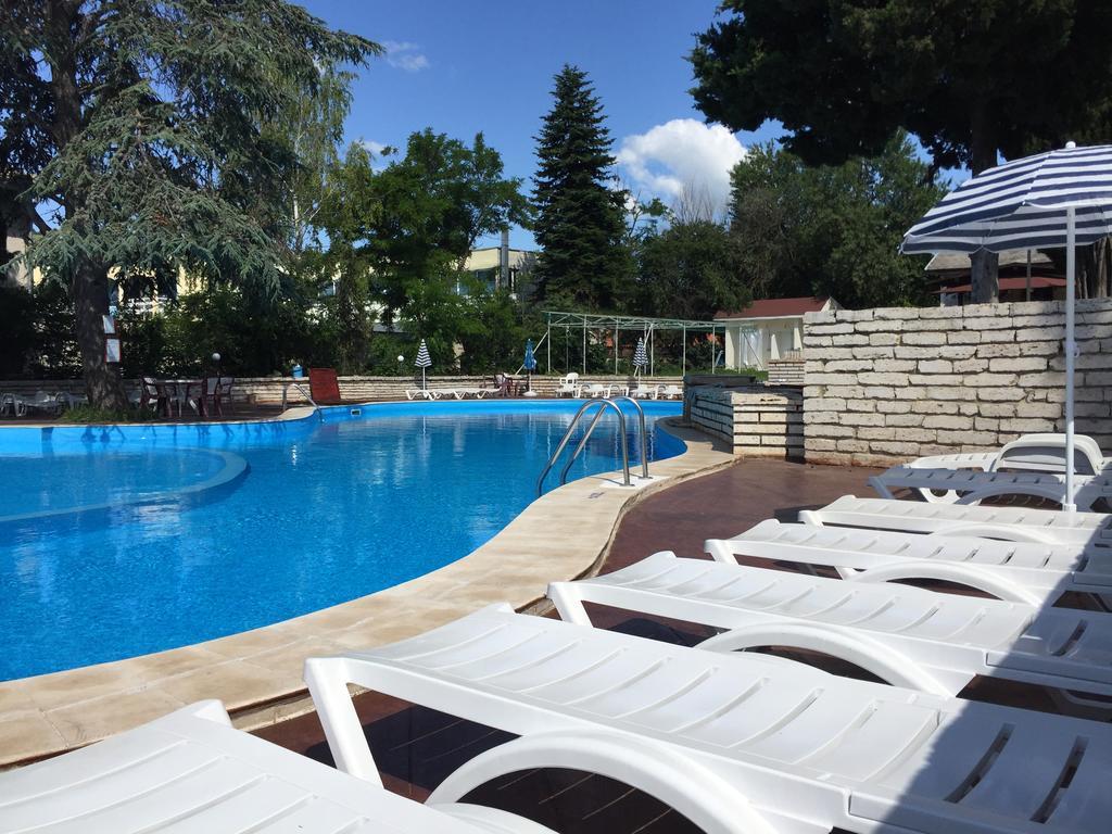 Bisser Hotel - Free Parking - Free Pool Access Baltsjik Buitenkant foto