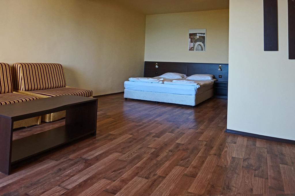Bisser Hotel - Free Parking - Free Pool Access Baltsjik Buitenkant foto