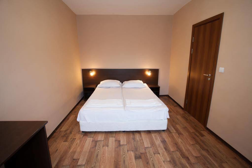 Bisser Hotel - Free Parking - Free Pool Access Baltsjik Buitenkant foto
