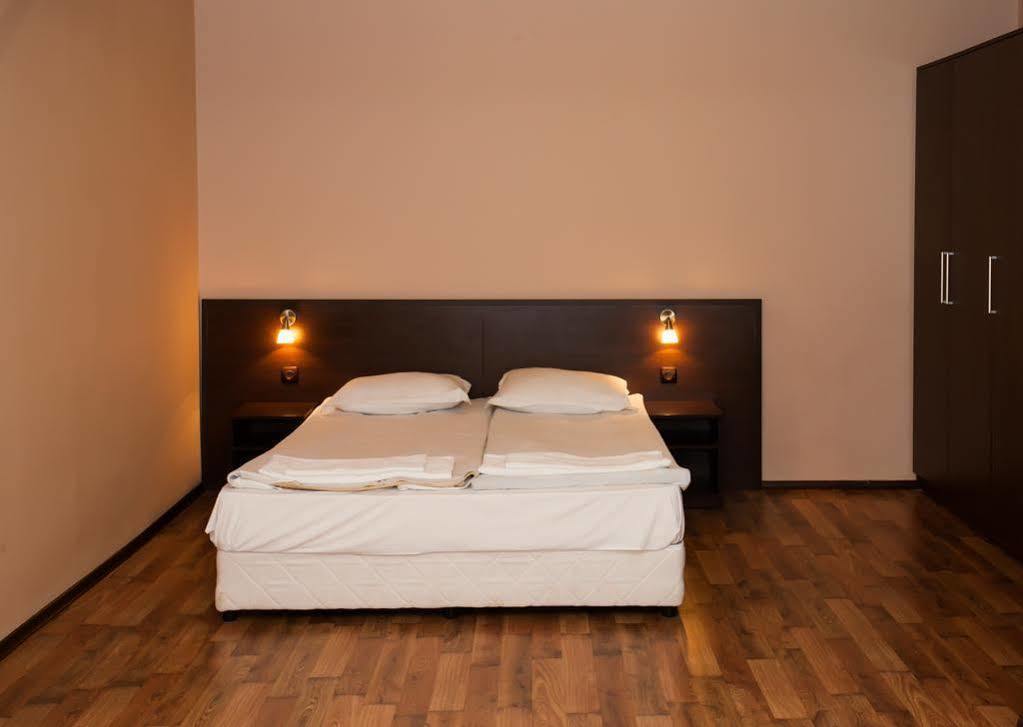 Bisser Hotel - Free Parking - Free Pool Access Baltsjik Buitenkant foto
