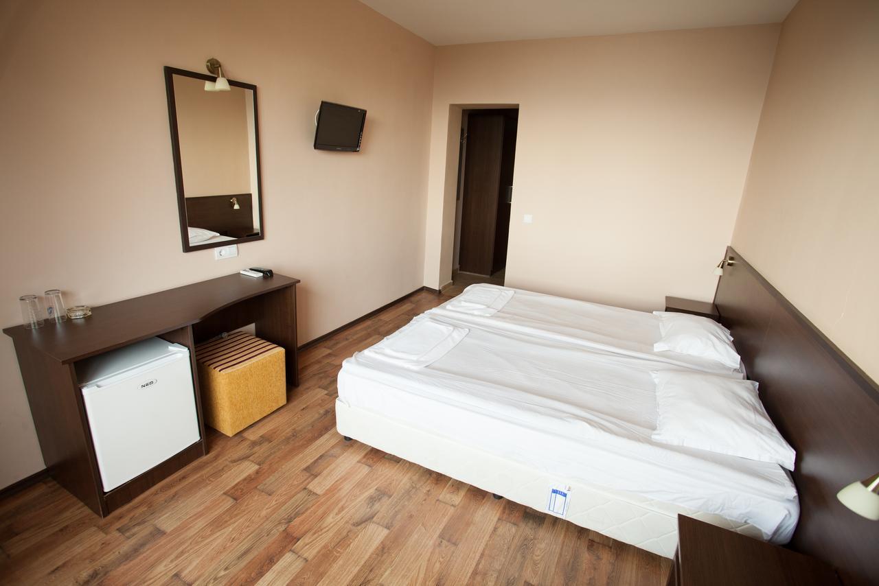 Bisser Hotel - Free Parking - Free Pool Access Baltsjik Buitenkant foto