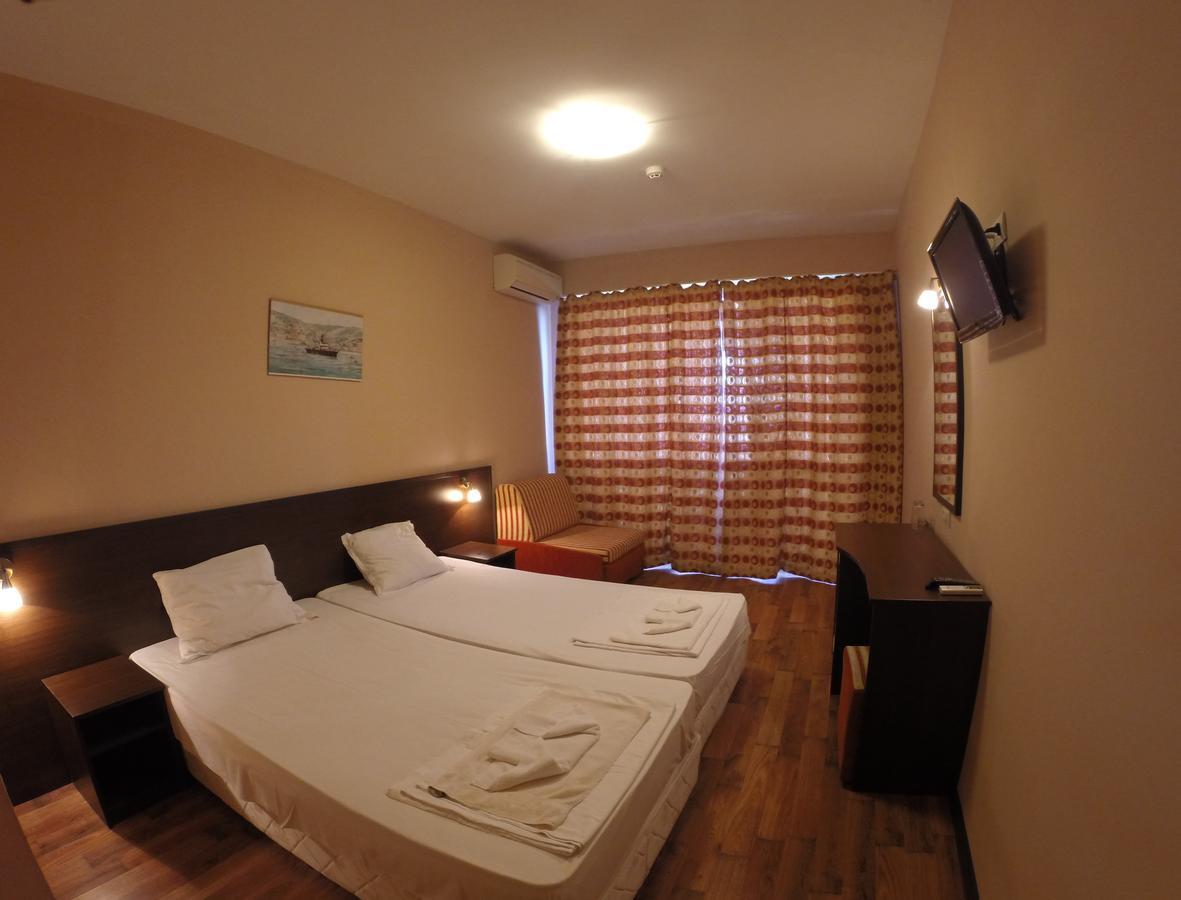 Bisser Hotel - Free Parking - Free Pool Access Baltsjik Buitenkant foto